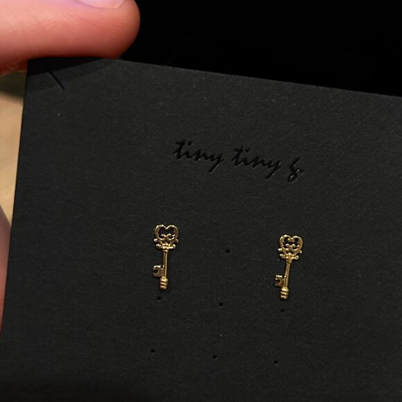 New in a box- 10k solid gold tiny heart key earrings - Picture 2 of 8